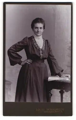 Fotografie Louis Schindhelm, Ebersbach i/S, Portrait Dame in Kleid