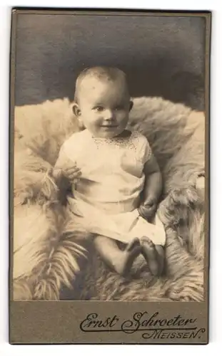 Fotografie Ernst Schroeter, Meissen, Portrait Säugling in Leibchen