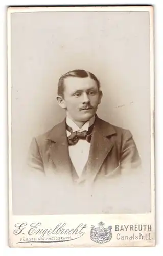 Fotografie G. Engelbrecht, Bayreuth, Portrait junger Herr in zeitgenöss. Kleidung