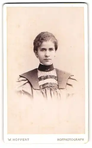 Fotografie W. Höffert, Berlin, Portrait Fräulein mit zusammengebundenem Haar