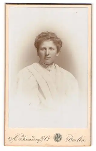 Fotografie A. Jandorf & Co., Berlin, Portrait Fräulein mit zusammengebundenem Haar