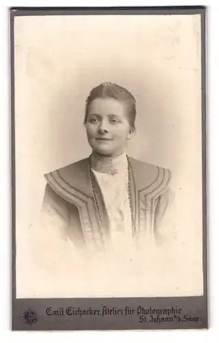 Fotografie Emil Eichacker, St. Johann a/Saar, Portrait junge Frau mit zusammengebundenem Haar