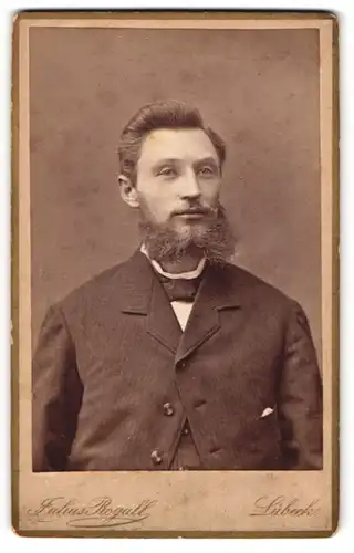 Fotografie Julius Rogall, Lübeck, Portrait junger Herr mit Bart