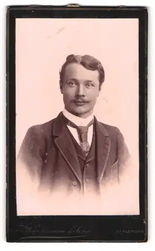 Fotografie Th. Schuhmann & Sohn, Karlsruhe, Portrait junger Herr in Anzug mit Krawatte