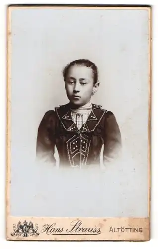 Fotografie Hans Strauss, Altötting, Portrait Mädchen mit zusammengebundenem Haar