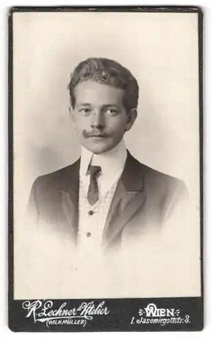 Fotografie R. Lechner, Wien, Portrait junger Herr mit Oberlippenbart in Anzug mit Krawatte