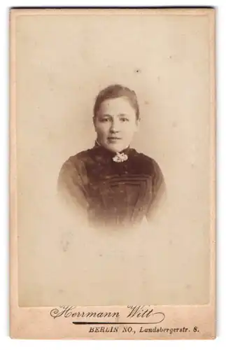 Fotografie Herrmann Witt, Berlin, Portrait bildschöne Dame mit eleganter Brosche am Kragen