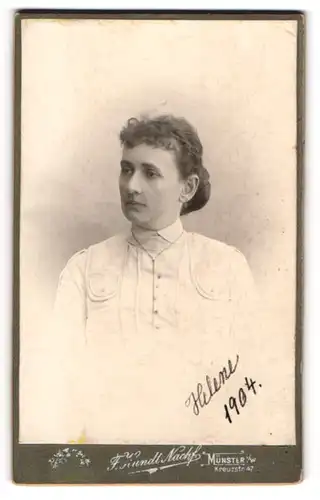 Fotografie F. Kundt, Münster i. W., Portrait brünette Schönheit mit Dutt
