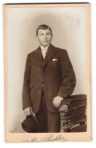 Fotografie Alex. Richter, Kamenz i. S., Portrait stattlicher junger Mann mit Hut im Anzug
