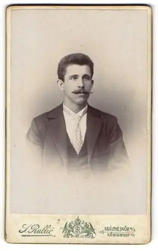 Fotografie S. Rublic, Königinhof a. E., Portrait dunkelhaariger junger Mann im Jackett