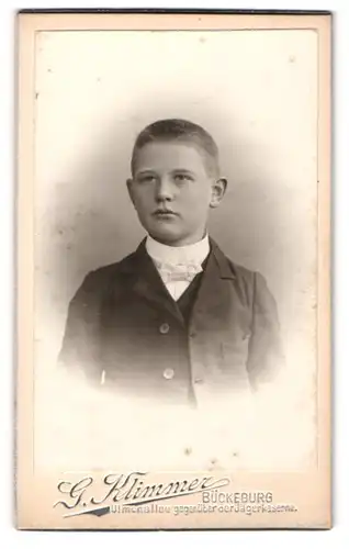 Fotografie G. Klimmer, Bückeburg, Portrait frecher Bube in Fliege und Jackett