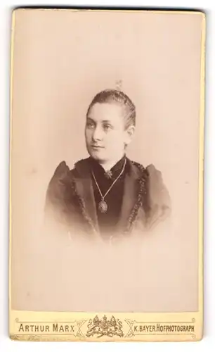 Fotografie Arthur Marx, München, Portrait bildschönes Fräulein mit Brosche und Halskette