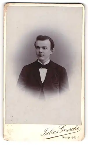 Fotografie Julius Grusche, Neugersdorf, Portrait dunkelhaariger Mann in Fliege und Jackett