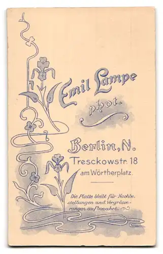 Fotografie Emil Lampe, Berlin, Portrait brünettes Fräulein mit Blumenstrauss und Gebetsbuch