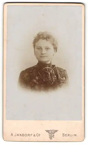 Fotografie A. Jandorf, Berlin, Portrait blondes Fräulein mit Brosche am Blusenkragen