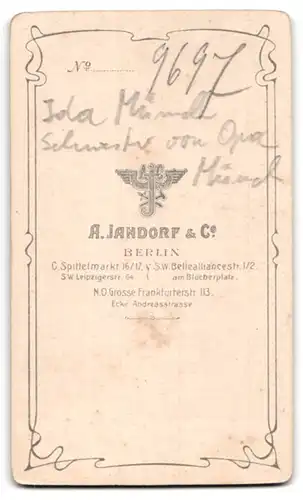 Fotografie A. Jandorf, Berlin, Portrait blondes Fräulein mit Brosche am Blusenkragen