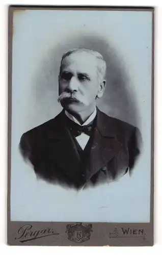 Fotografie Stefan Pergar, Wien, Portrait betagter Herr mit grauem Haar und Schnurrbart