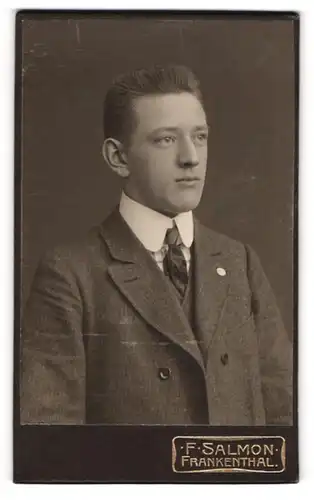 Fotografie F. Salmon, Frankenthal, Portrait charmanter junger Mann in Krawatte und Jackett