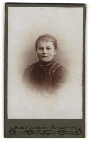 Fotografie Rudolf Schrötter, Mühldorf am Inn, Portrait bezaubernde junge Frau mit Brosche am Blusenkragen