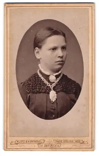 Fotografie Klotz & Hentschel, Hof, Portrait junge Frau mit grosser Brosche & Halskette