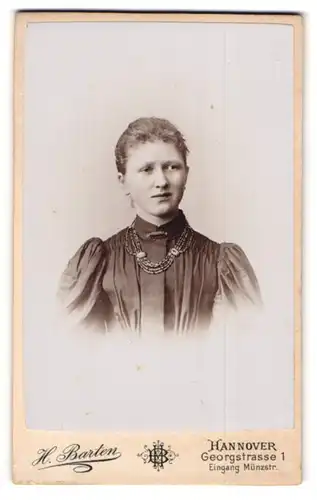 Fotografie H. Barten, Hannover, Portrait Hausfrau trägt schlichtes Kleid