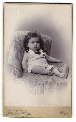 Fotografie Joh. E. Hahn, Wien, kleines Mädchen sitzt wie gebannt im Sessel
