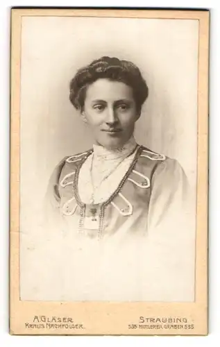 Fotografie A. Gläser, Straubing, Portrait glückliche Hausfrau mit Halskette