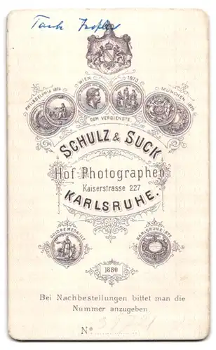 Fotografie Schulz & Suck, Karlsruhe, junge Frau mit Buch an Sessel lehnend