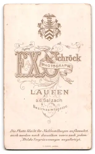 Fotografie F.X. Schröck, Laufen / Salzach, Portrait junge Frau mit Halstuch & modischer Frisur