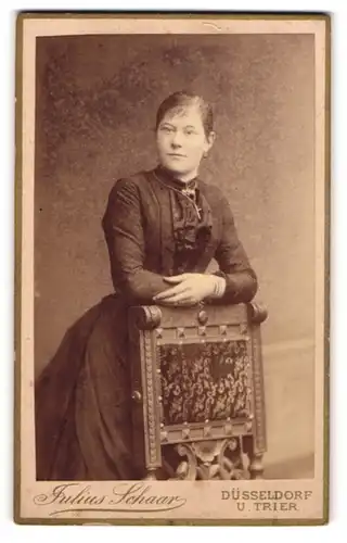 Fotografie Julius Schaar, Düsseldorf, Hausfrau mit Schmuck, Halskette, Armreif, Ohrringe, Ringe