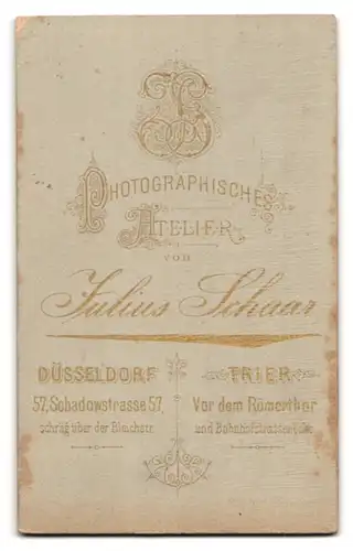 Fotografie Julius Schaar, Düsseldorf, Hausfrau mit Schmuck, Halskette, Armreif, Ohrringe, Ringe