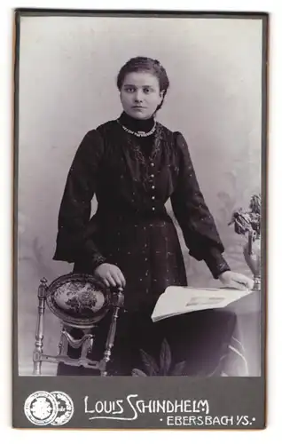 Fotografie Louis Schindhelm, Ebersbach i. S., junge Frau im Sonntagskleid mit Halskette & Broschüre