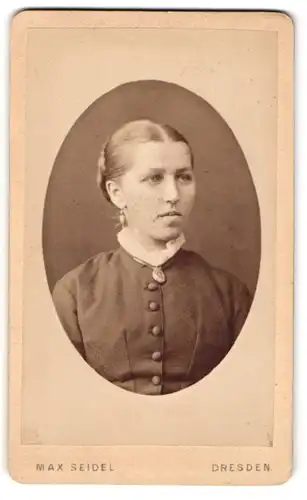 Fotografie Max Seidel, Dresden-Neustadt, Portrait junge Frau mit zusammengebundenem Haar