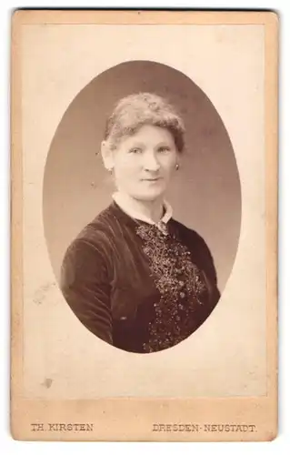 Fotografie Th. Kirsten, Dresden-Neustadt, Portrait junge Frau mit zusammengebundenem Haar