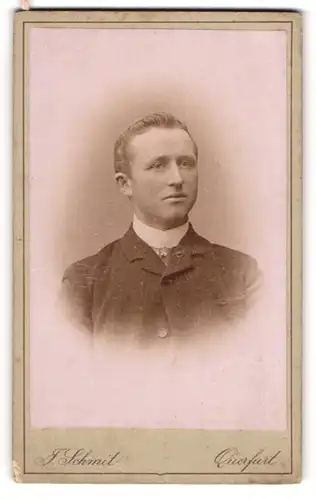 Fotografie J. Schmit, Querfurt, Portrait junger Mann in Anzug mit Hemd mit Stehkragen