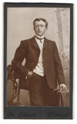 Fotografie Otto Schmidt, Wittmund, Portrait junger Herr in Anzug mit Hemd mit Stehkragen
