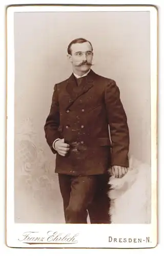 Fotografie Franz Ehrlich, Dresden-N, Portrait Herr mit imposantem Oberlippenbart und Brille