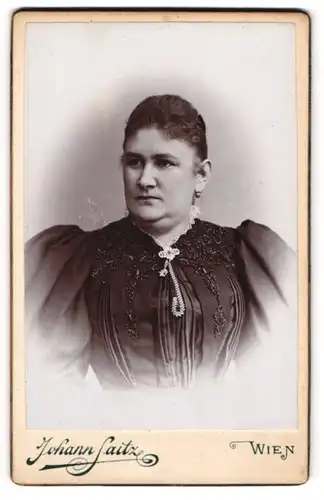 Fotografie Johann Saitz, Wien, Portrait Frau mit zusammengebundenem Haar