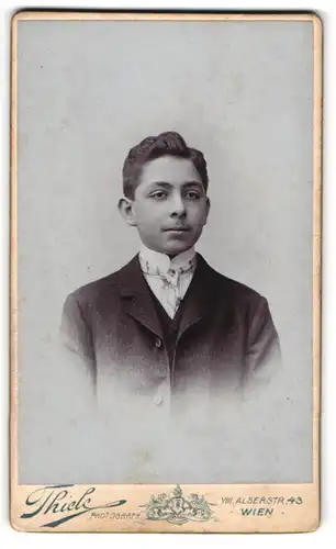 Fotografie Thiele, Wien, Portrait junger Herr in Anzug mit Krawatte