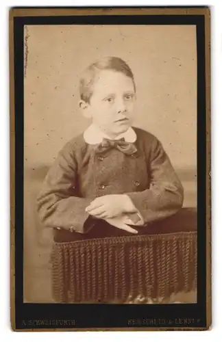 Fotografie A. Schweisfurth, Remscheid, Portrait Knabe in festlicher Kleidung