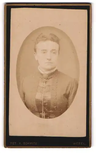 Fotografie Pet. H. Schmitz, Wesel, Portrait Frau mit zusammengebundenem Haar