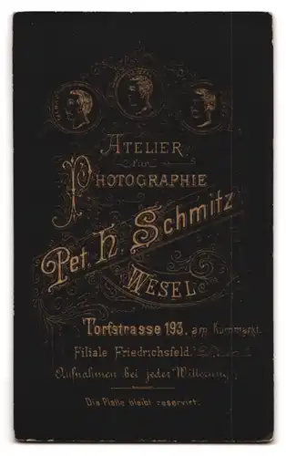 Fotografie Pet. H. Schmitz, Wesel, Portrait Frau mit zusammengebundenem Haar