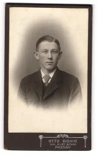 Fotografie Otto Böhm, Passau, Portrait junger Mann in Anzug