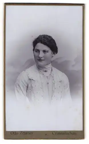 Fotografie Otto Zeumer, Crimmitschau, Portrait Fräulein mit zusammengebundenem Haar