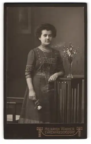 Fotografie Heinrich Wagner, Ehrenfriedersdorf, Portrait junge Dame mit Hochsteckfrisur
