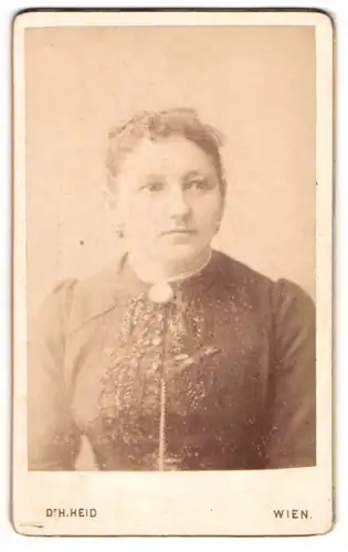 Fotografie Dr. H. Heid, Wien, Portrait junge Dame mit zurückgebundenem Haar
