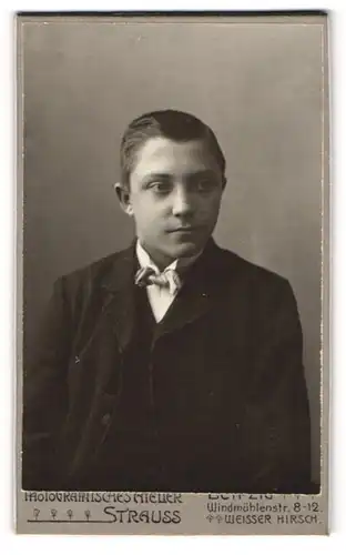 Fotografie Atelier Strauss, Leipzig, Portrait junger Mann im Anzug mit Krawatte