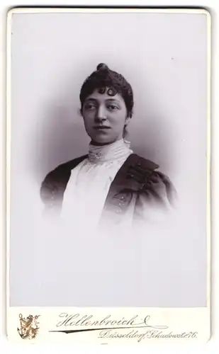 Fotografie C. M. Hellenbroich, Düsseldorf, Portrait elegant gekleidete Dame mit Kragenbrosche