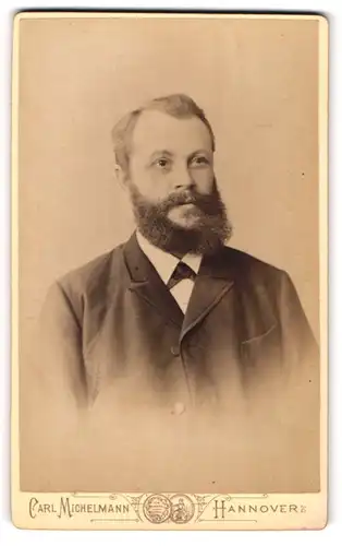 Fotografie Carl Michelmann, Hannover, Portrait stattlicher Herr mit Fliege und Vollbart
