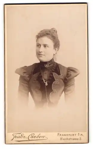 Fotografie Friedr. Carbon, Frankfurt a / M., Portrait elegant gekleidete Dame mit Kragenbrosche